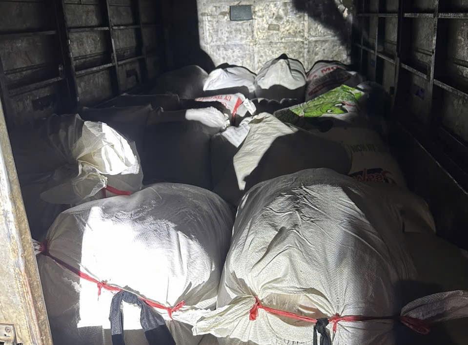 Kinh hãi hàng chục bao tải bốc mùi hôi nồng nặc trên chiếc xe tải có biểu hiện bất thường lúc sáng sớm- Ảnh 1. Kinh hãi hàng chục bao tải bốc mùi hôi nồng nặc trên chiếc xe tải có biểu hiện bất thường lúc sáng sớm- Ảnh 1.