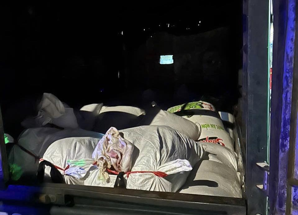 Kinh hãi hàng chục bao tải bốc mùi hôi nồng nặc trên chiếc xe tải có biểu hiện bất thường lúc sáng sớm- Ảnh 2. Kinh hãi hàng chục bao tải bốc mùi hôi nồng nặc trên chiếc xe tải có biểu hiện bất thường lúc sáng sớm- Ảnh 2.