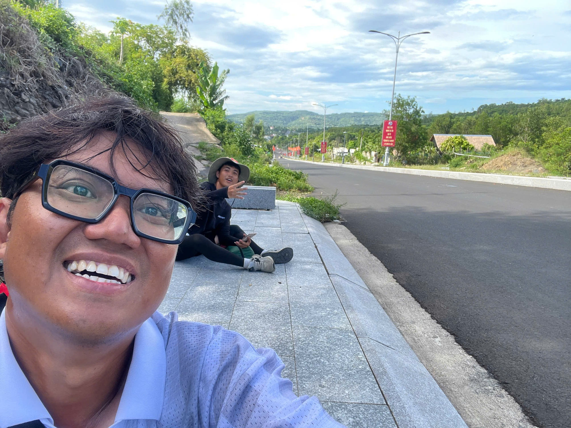 Hai chàng trai đi bộ hơn 2 tháng để đến Hà Nội dịp 2/9: Bữa sáng không thể nào quên ở Nghệ An- Ảnh 9.