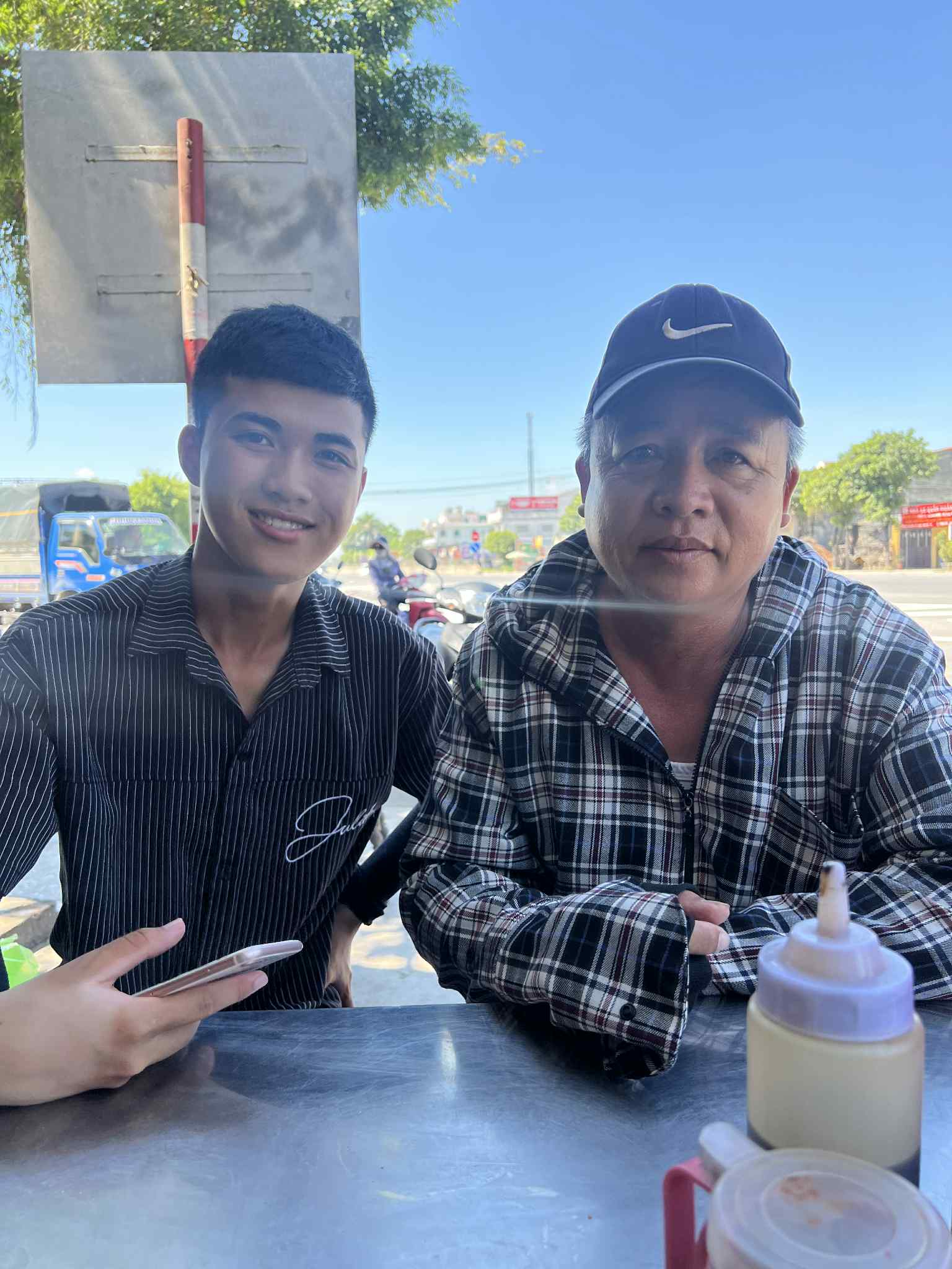 Hai chàng trai đi bộ hơn 2 tháng để đến Hà Nội dịp 2/9: Bữa sáng không thể nào quên ở Nghệ An- Ảnh 3.