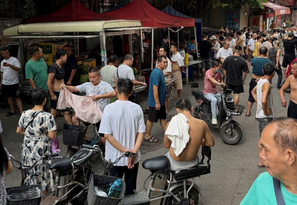 Bất lực với bài toán thất nghiệp tại Trung Quốc: Công nhân xếp hàng dài chờ tìm việc, lao động thời vụ lên ngôi vì chỉ cần trả lương theo giờ- Ảnh 1.