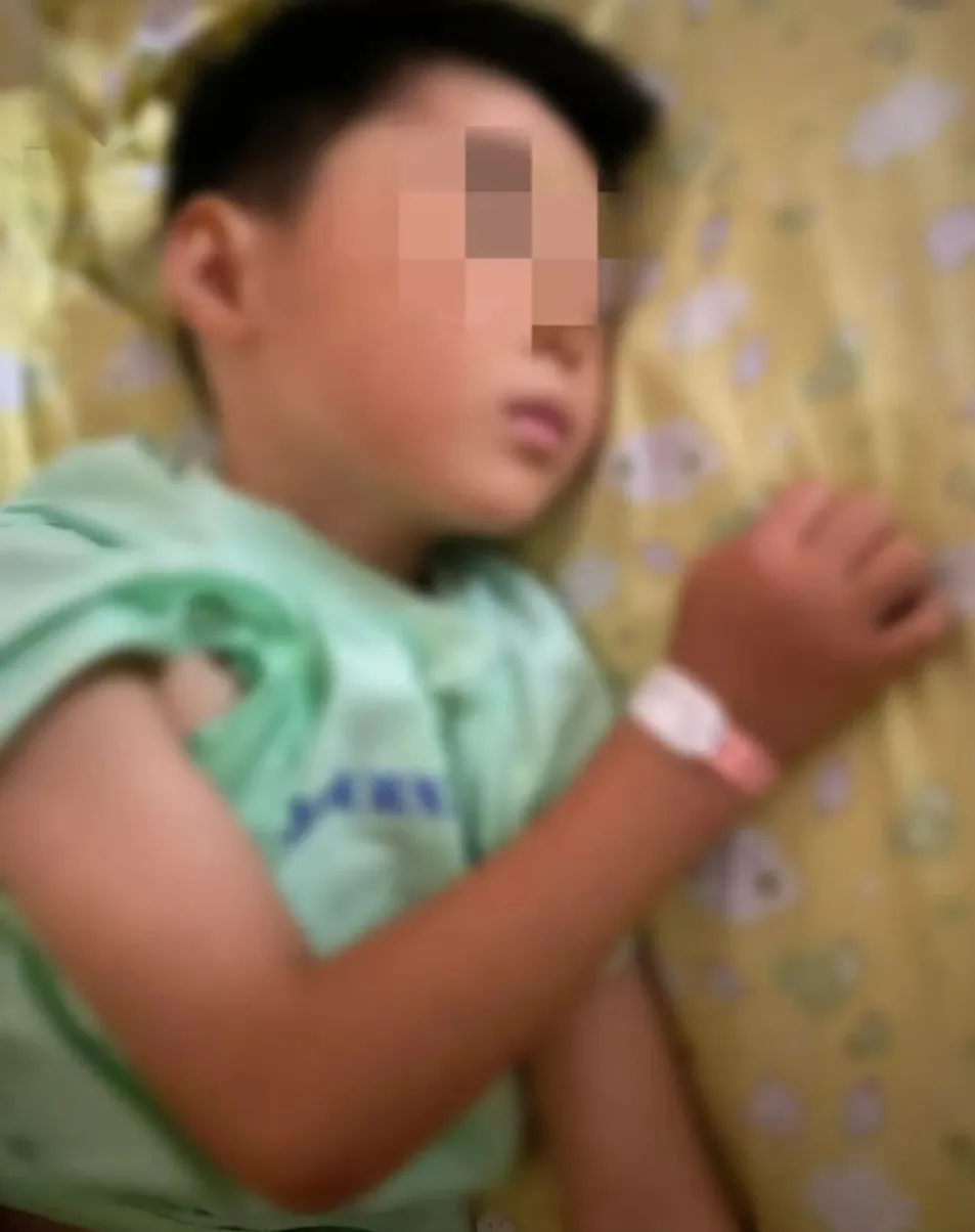 Bé trai 6 tuổi tử vong vì "amip ăn não" sau khi chơi dưới nước- Ảnh 1.