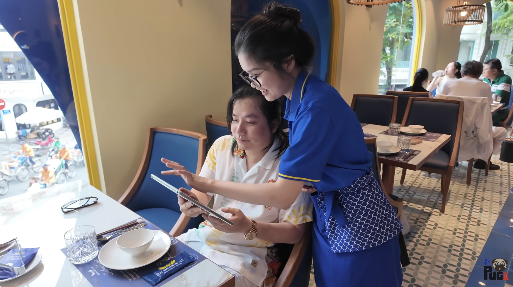 Khoa Pug đã quá giàu trước tuổi 30 nhưng chỉ 1 hành xử nhỏ với người phục vụ bàn liền lộ ra tất cả- Ảnh 1.