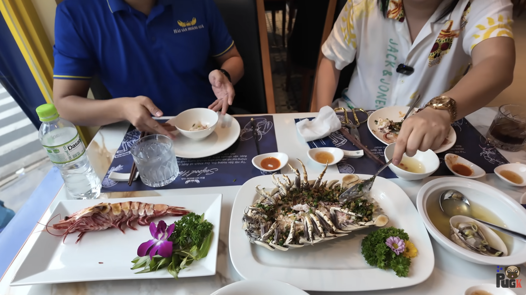 Khoa Pug đã quá giàu trước tuổi 30 nhưng chỉ 1 hành xử nhỏ với người phục vụ bàn liền lộ ra tất cả- Ảnh 2.