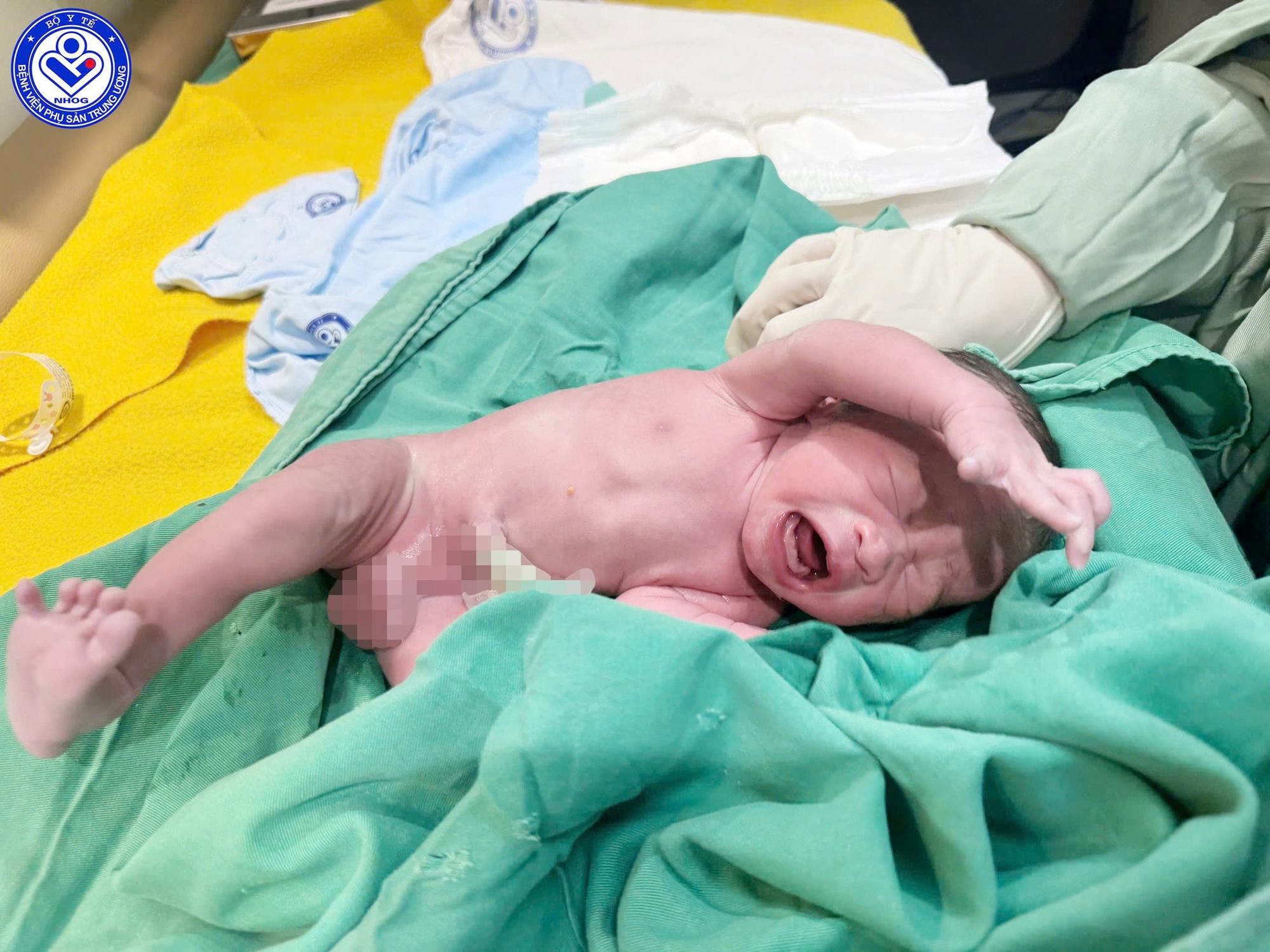 Kỳ tích: Bé trai 1,9 kg chào đời khỏe mạnh từ mẹ mắc ung thư cổ tử cung giai đoạn muộn