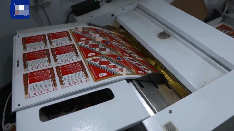 Triệt phá đường dây bán rượu giả độc hại, thu giữ 55 tấn bao bì, nhãn mác nhái: Quy mô hơn 549 tỷ đồng- Ảnh 4.