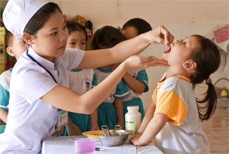 Có nên cho trẻ dừng uống vitamin A để dùng thực phẩm chức năng: Chuyên gia nói gì?