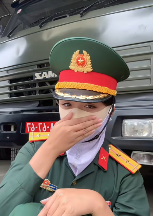 4 triệu lượt xem 2 bức ảnh của "cô bộ đội chân dài" nổi tiếng MXH quốc tế: Nhan sắc ngày càng thăng hạng - Ảnh 4. 4 triệu lượt xem 2 bức ảnh của "cô bộ đội chân dài" nổi tiếng MXH quốc tế: Nhan sắc ngày càng thăng hạng - Ảnh 4.