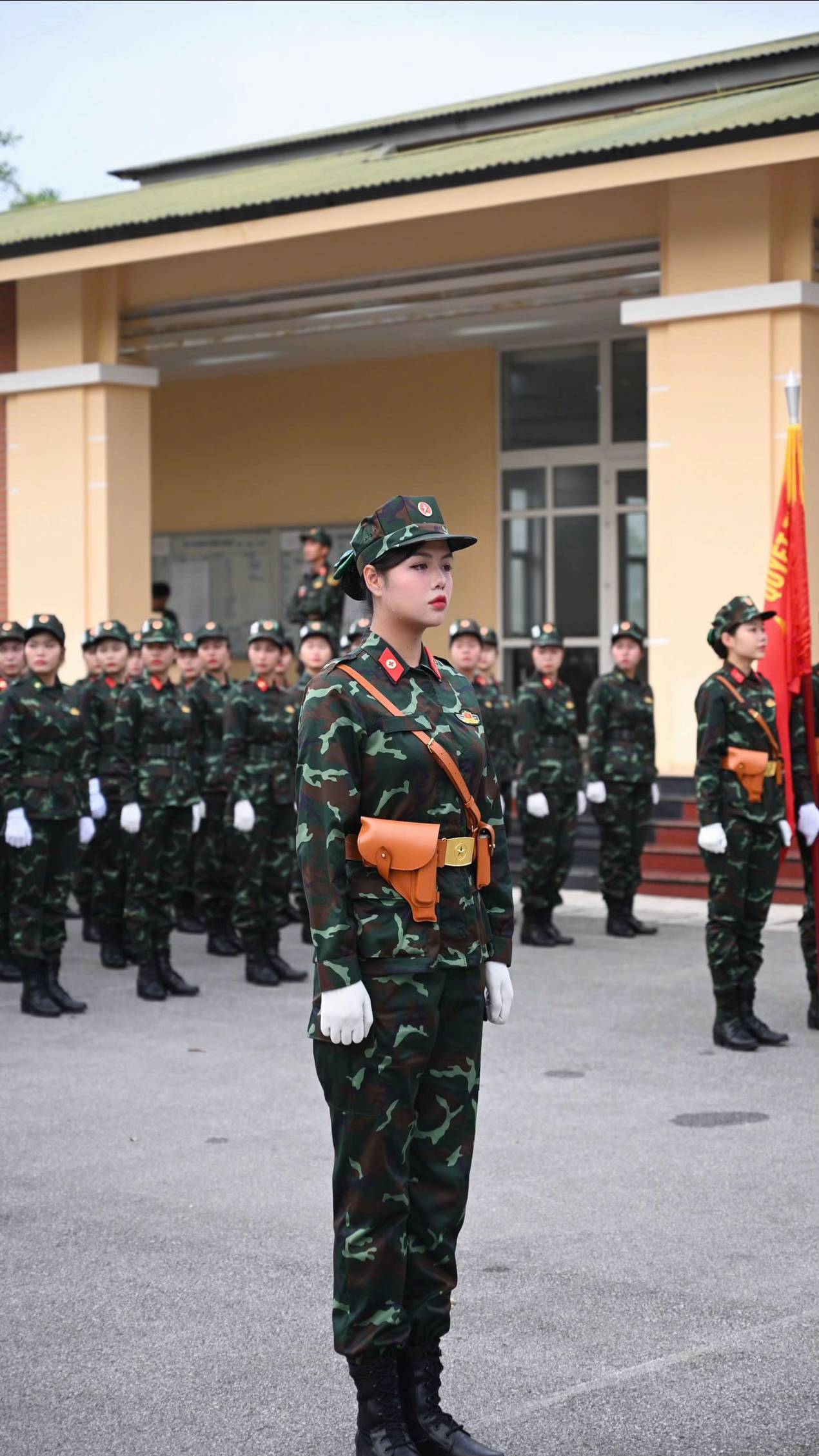 4 triệu lượt xem 2 bức ảnh của "cô bộ đội chân dài" nổi tiếng MXH quốc tế: Nhan sắc ngày càng thăng hạng - Ảnh 5. 4 triệu lượt xem 2 bức ảnh của "cô bộ đội chân dài" nổi tiếng MXH quốc tế: Nhan sắc ngày càng thăng hạng - Ảnh 5.