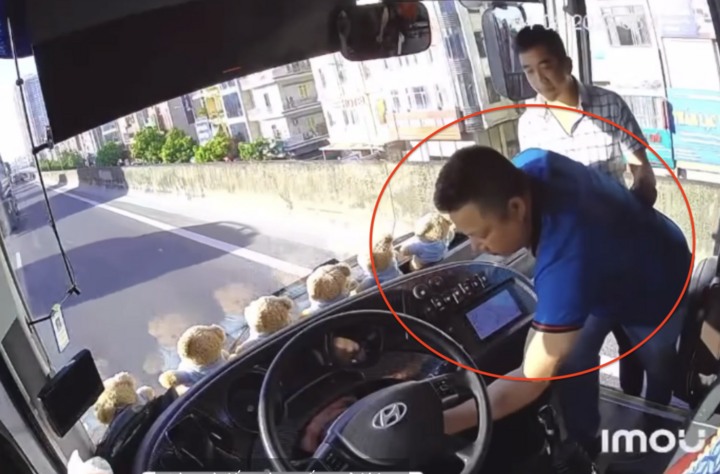 Khởi tố gã đàn ông rút chìa khóa xe khách, bỏ mặc 40 người phơi nắng giữa đường- Ảnh 2.