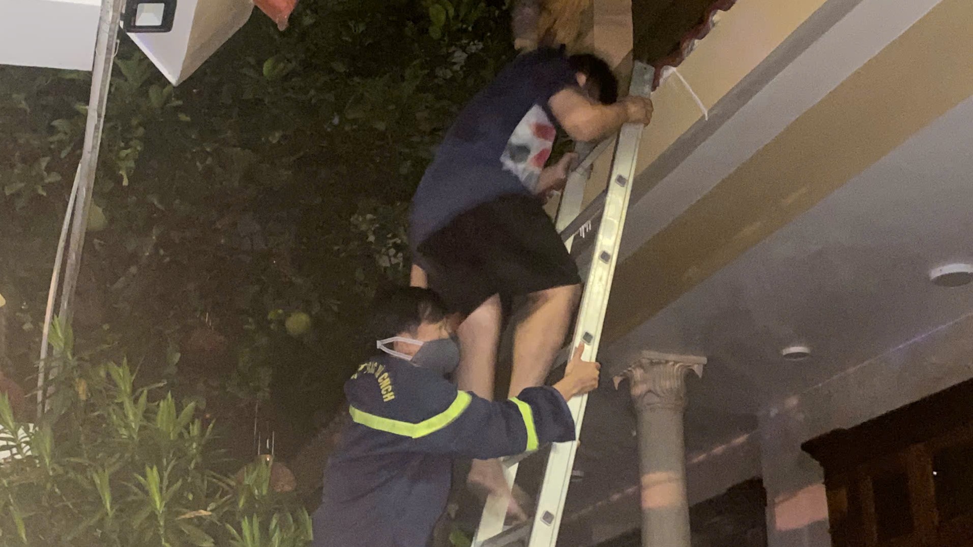 Cứu 5 người trong đám cháy giữa đêm ở Đà Nẵng - Ảnh 1. Cứu 5 người trong đám cháy giữa đêm ở Đà Nẵng - Ảnh 1.