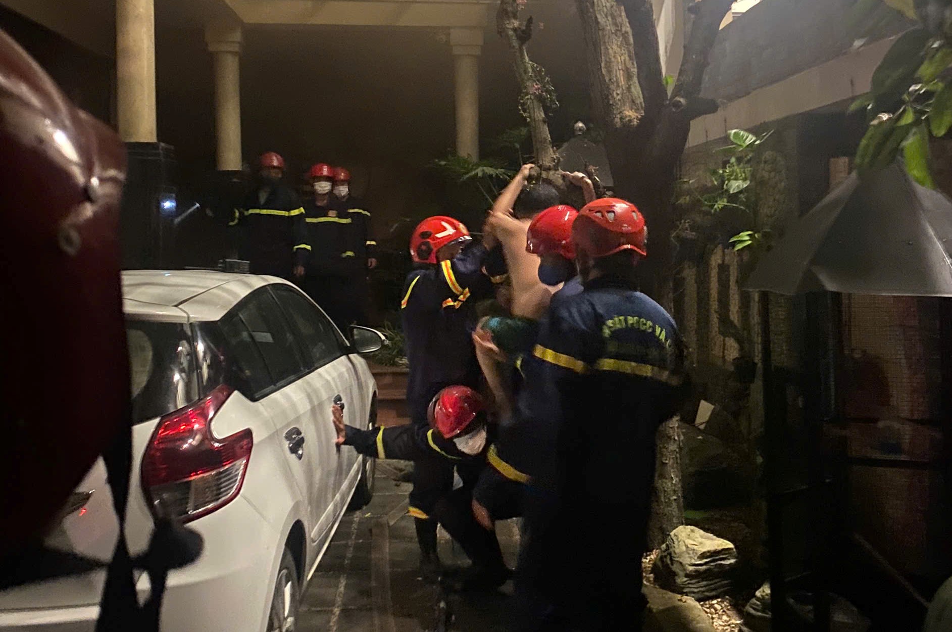 Cứu 5 người trong đám cháy giữa đêm ở Đà Nẵng - Ảnh 2. Cứu 5 người trong đám cháy giữa đêm ở Đà Nẵng - Ảnh 2.