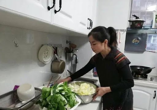 Làm bảo mẫu cho nhà đại gia suốt 10 năm nhưng lương chỉ 14 triệu đồng/tháng, tôi xin nghỉ việc thì được bà chủ đưa cho 2 tờ giấy, thề cả đời không bao giờ quên