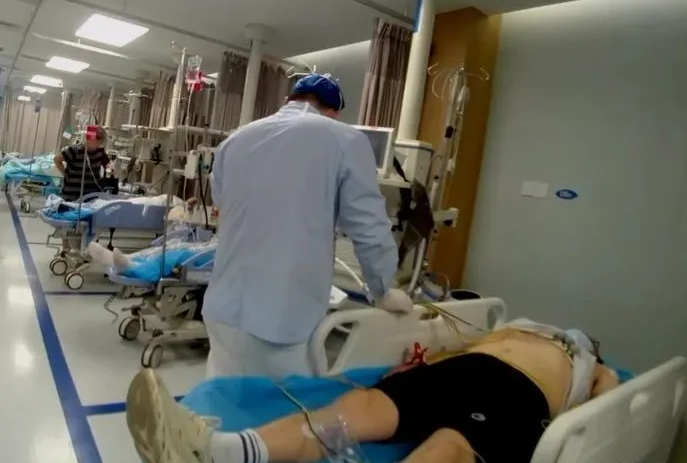 Chạy bộ buổi tối, người đàn ông vẫn ngã quỵ vì... say nắng- Ảnh 2.