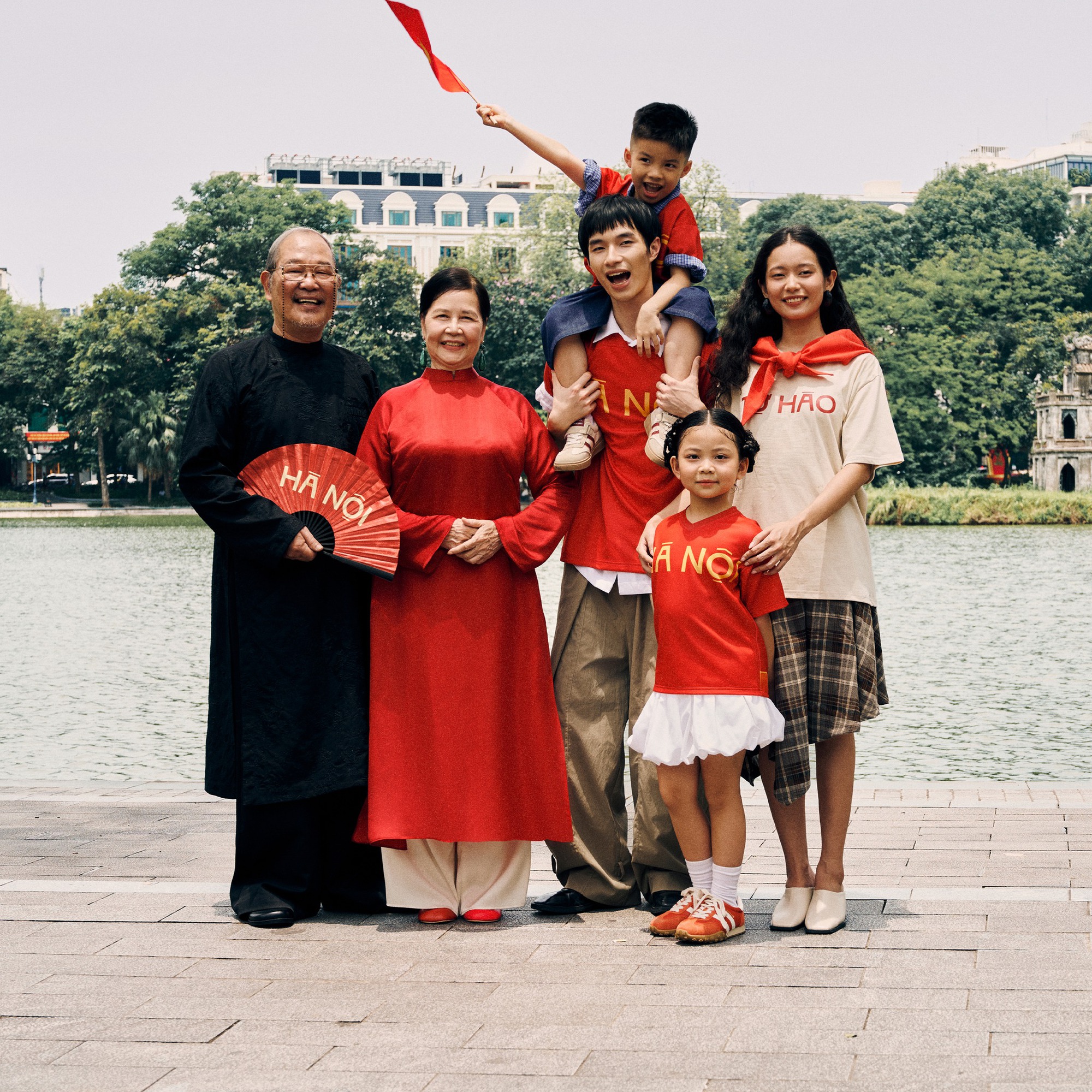 Khi thời trang kể chuyện yêu nước, “mặc lên tự hào”: Loạt local brand Việt ra mắt BST đặc biệt dịp 80 năm Quốc khánh 2/9 - Ảnh 5.