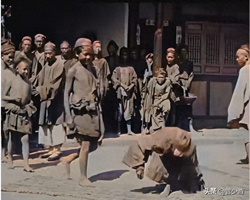 13 bức ảnh hiếm thời nhà Thanh: Đoàn người xếp hàng trong sự kiện Cái Bang nhận đệ tử gây ấn tượng mạnh- Ảnh 1.