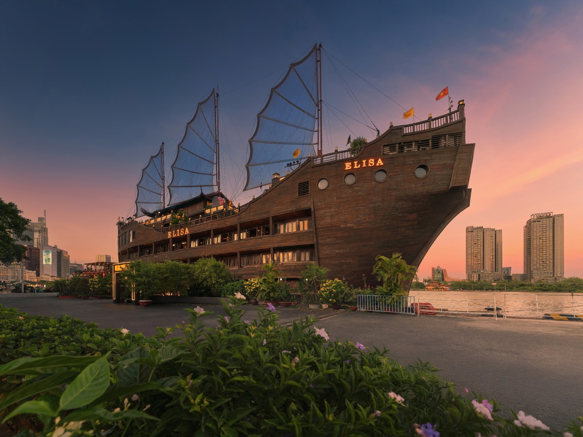 Tàu nhà hàng 5 sao Elisa tại TP HCM bị ngân hàng Agribank đấu giá lần hai - Ảnh 2.