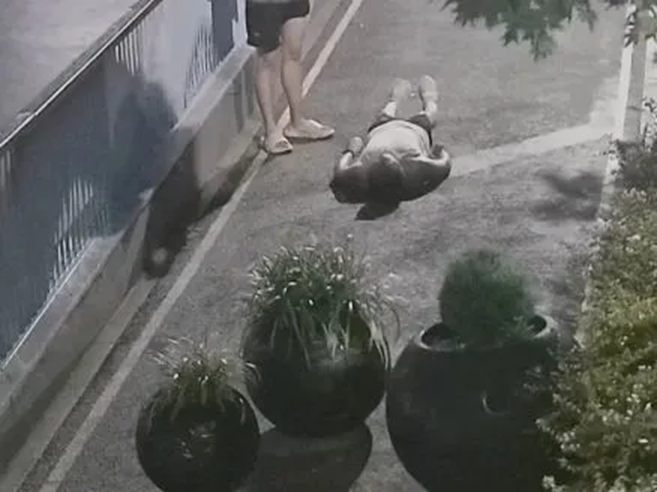 Chạy bộ buổi tối, người đàn ông vẫn ngã quỵ vì... say nắng- Ảnh 1.