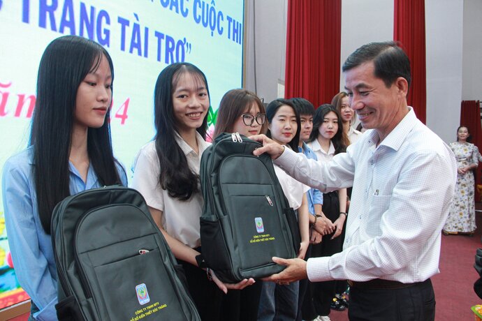 Công ty Xổ số kiến thiết Sóc Trăng nộp ngân sách gần 1.600 tỉ đồng- Ảnh 3. Công ty Xổ số kiến thiết Sóc Trăng nộp ngân sách gần 1.600 tỉ đồng- Ảnh 3.