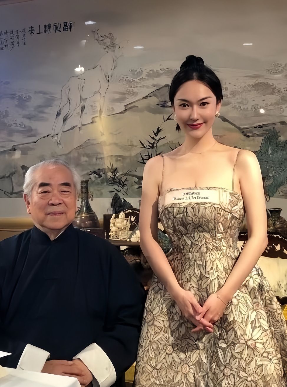 Nghi vấn danh hoạ 87 tuổi nổi tiếng Trung Quốc bị vợ 37 tuổi cuỗm sạch 7.000 tỷ: Drama nóng nhất hiện tại- Ảnh 1.