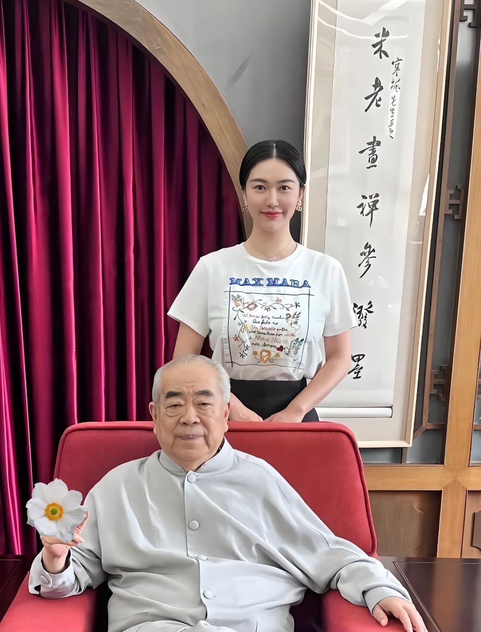 Nghi vấn danh hoạ 87 tuổi nổi tiếng Trung Quốc bị vợ 37 tuổi cuỗm sạch 7.000 tỷ: Drama nóng nhất hiện tại- Ảnh 2.