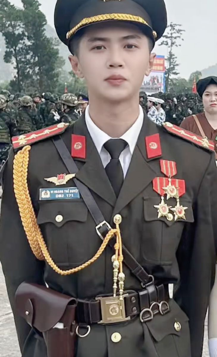 Thoại đúng 4 chữ, chiến sĩ SN 2005 được phong "nam thần quân đội": Hé lộ danh tính- Ảnh 3.