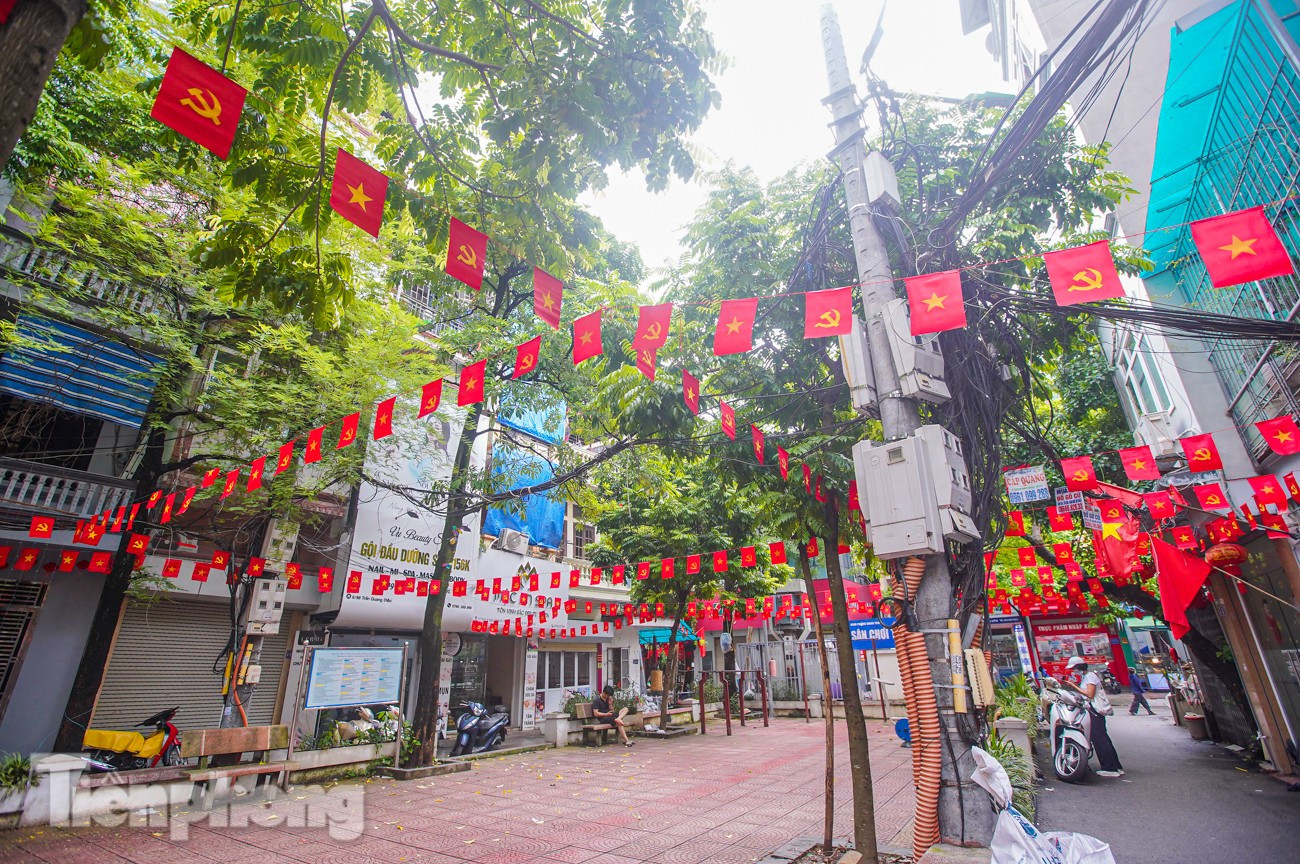 Thủ đô Hà Nội bừng sắc đỏ chào đón ngày lễ lớn của dân tộc- Ảnh 10.