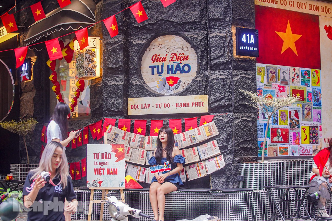 Thủ đô Hà Nội bừng sắc đỏ chào đón ngày lễ lớn của dân tộc- Ảnh 18.