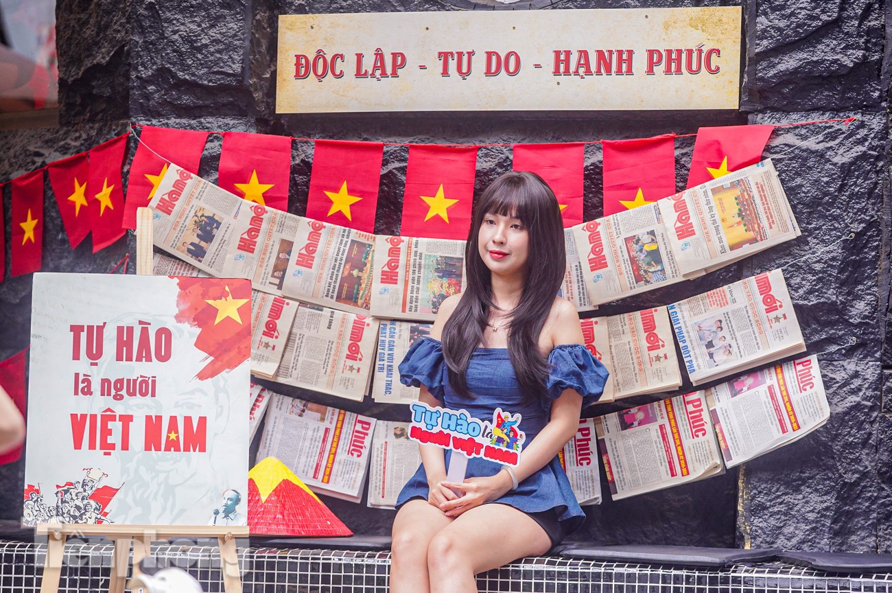 Thủ đô Hà Nội bừng sắc đỏ chào đón ngày lễ lớn của dân tộc- Ảnh 19.