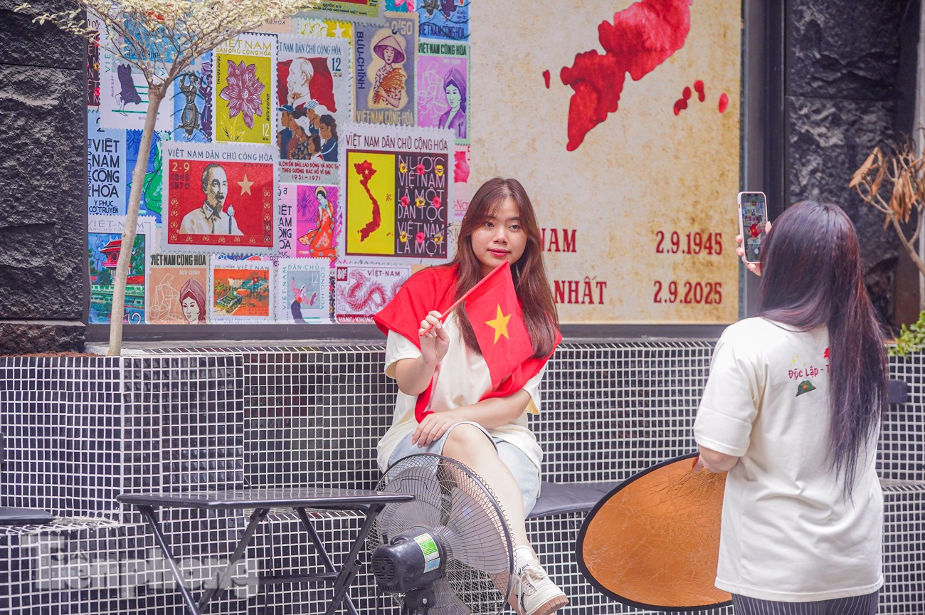 Thủ đô Hà Nội bừng sắc đỏ chào đón ngày lễ lớn của dân tộc- Ảnh 20.