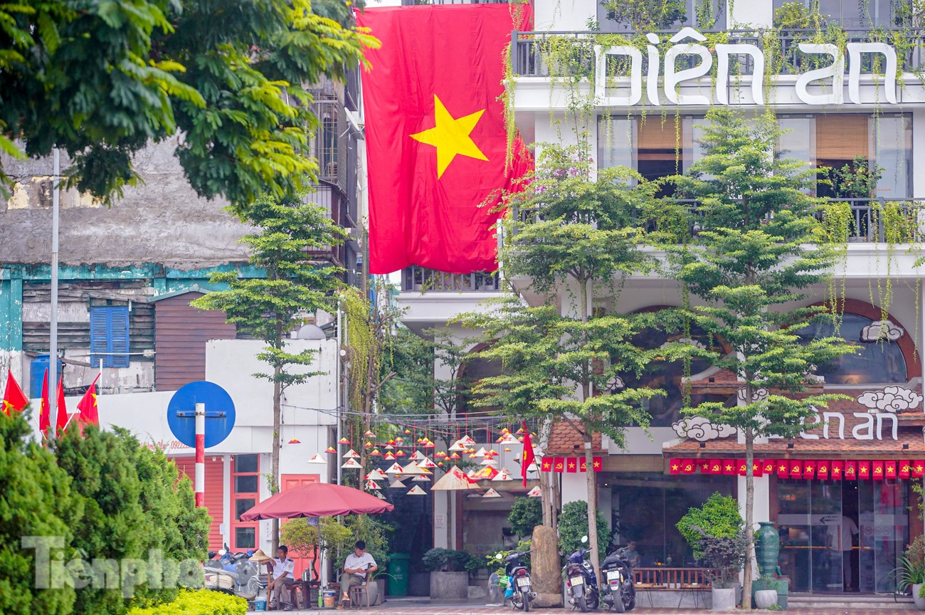Thủ đô Hà Nội bừng sắc đỏ chào đón ngày lễ lớn của dân tộc- Ảnh 21.