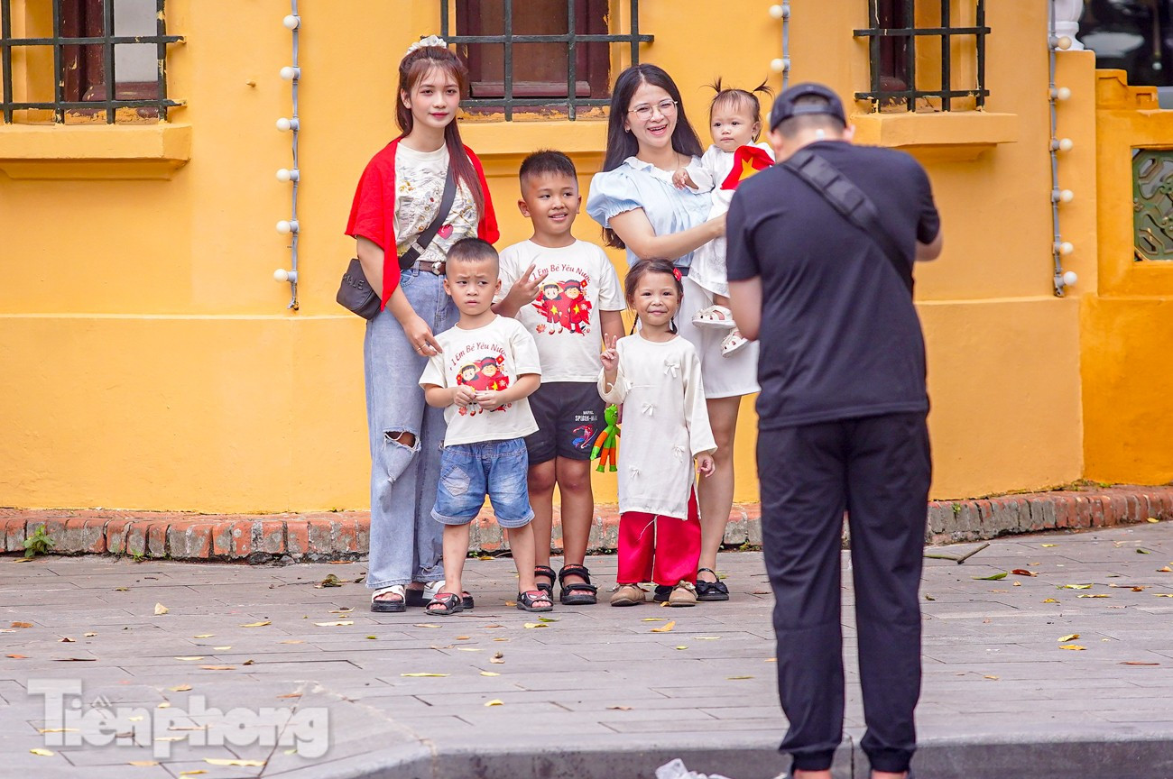 Thủ đô Hà Nội bừng sắc đỏ chào đón ngày lễ lớn của dân tộc- Ảnh 6.