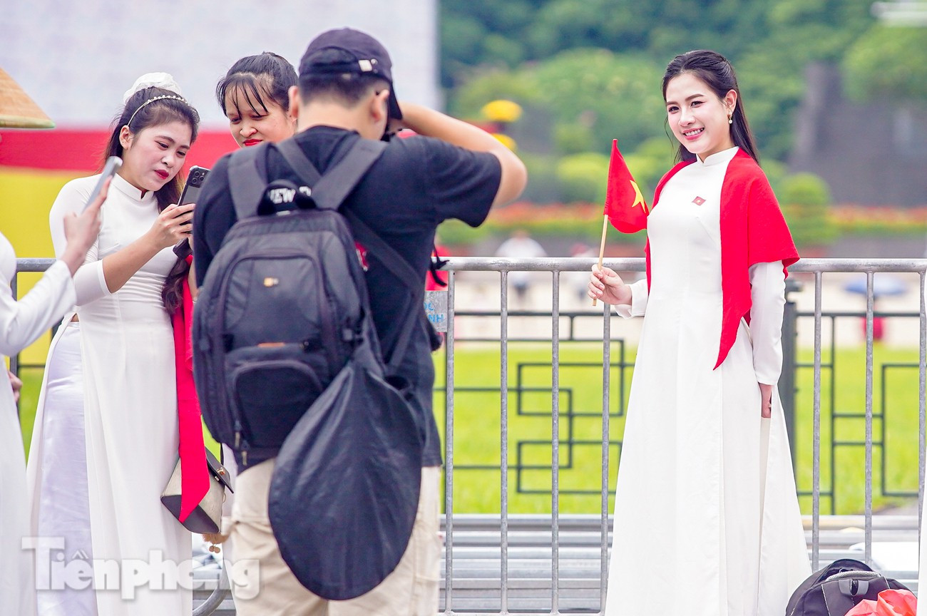 Thủ đô Hà Nội bừng sắc đỏ chào đón ngày lễ lớn của dân tộc- Ảnh 5.