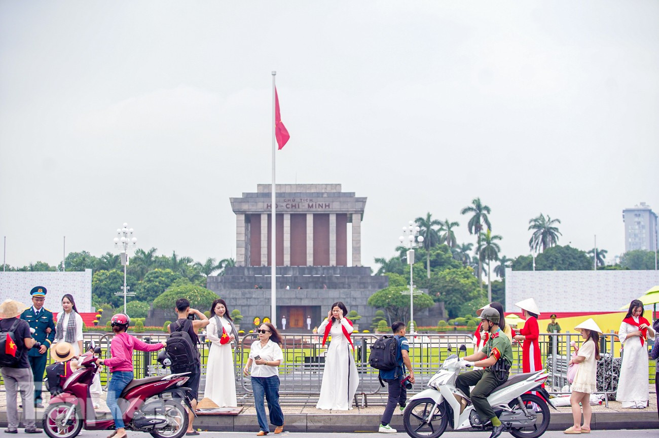 Thủ đô Hà Nội bừng sắc đỏ chào đón ngày lễ lớn của dân tộc- Ảnh 4.