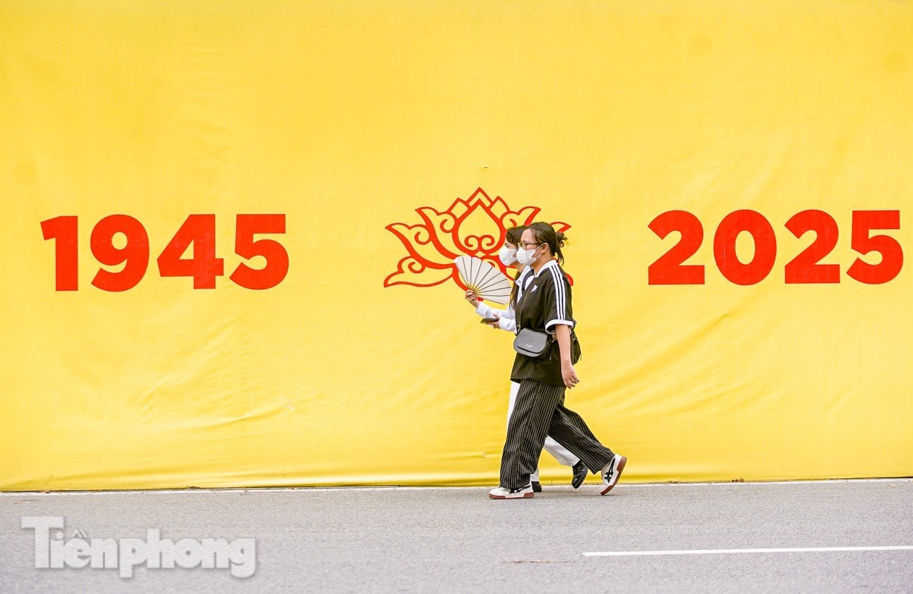 Thủ đô Hà Nội bừng sắc đỏ chào đón ngày lễ lớn của dân tộc- Ảnh 1.