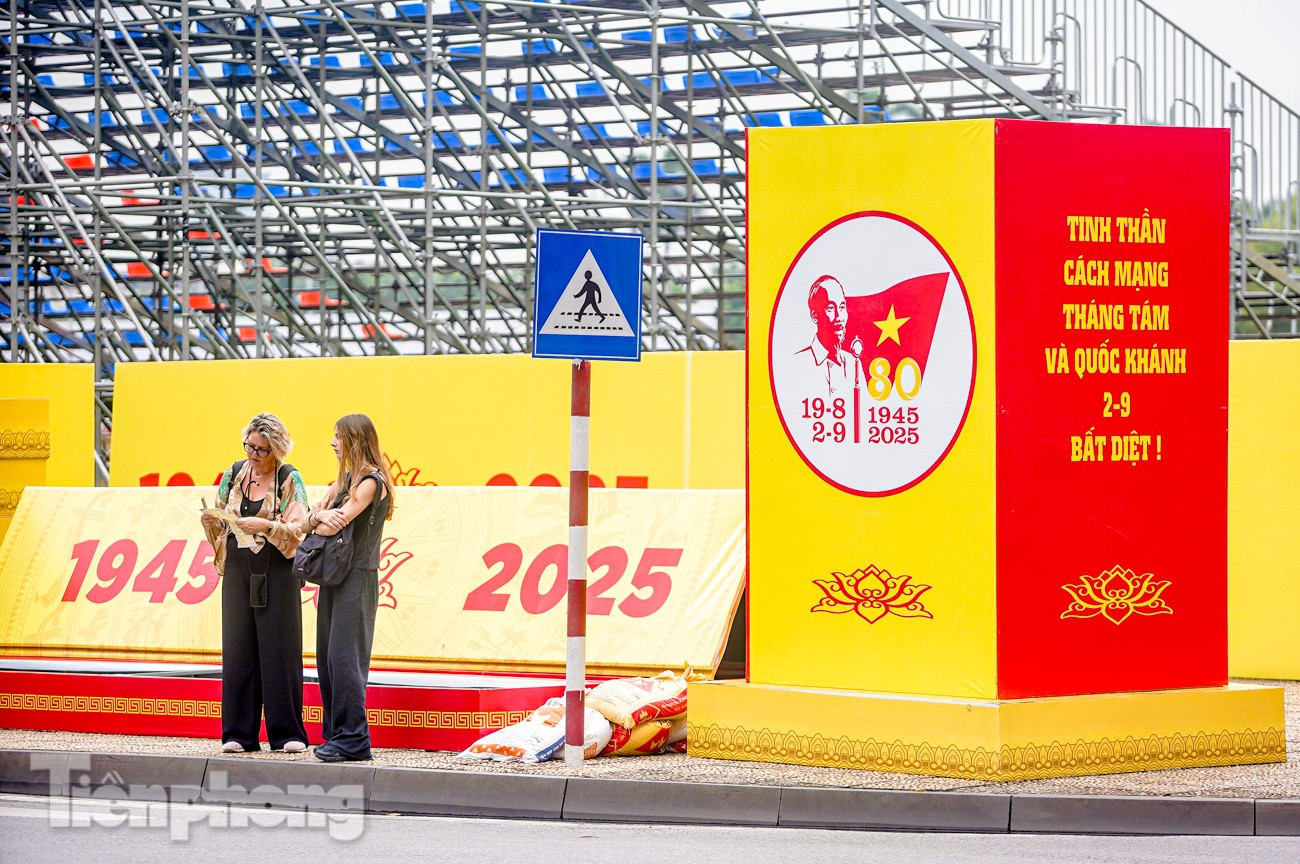 Thủ đô Hà Nội bừng sắc đỏ chào đón ngày lễ lớn của dân tộc- Ảnh 2.