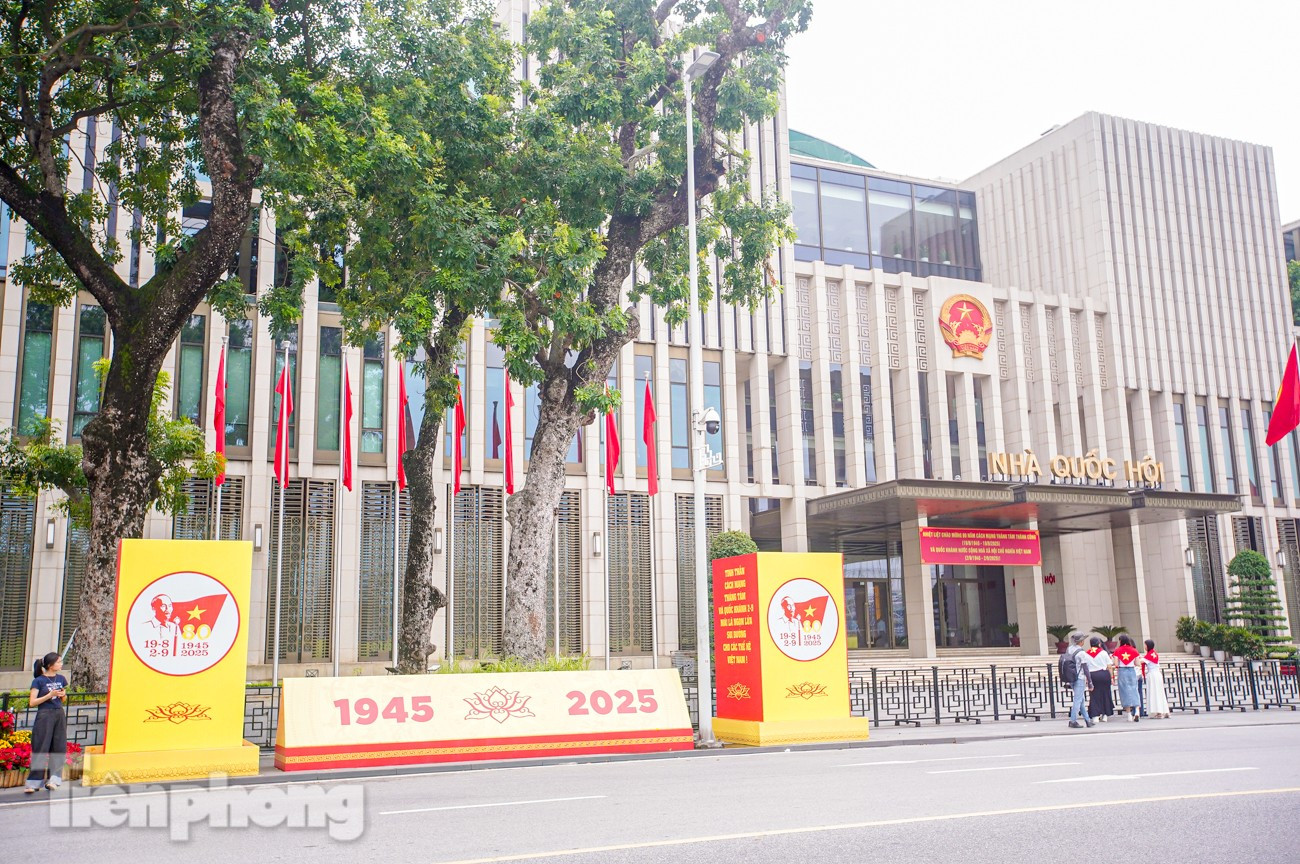 Thủ đô Hà Nội bừng sắc đỏ chào đón ngày lễ lớn của dân tộc- Ảnh 3.