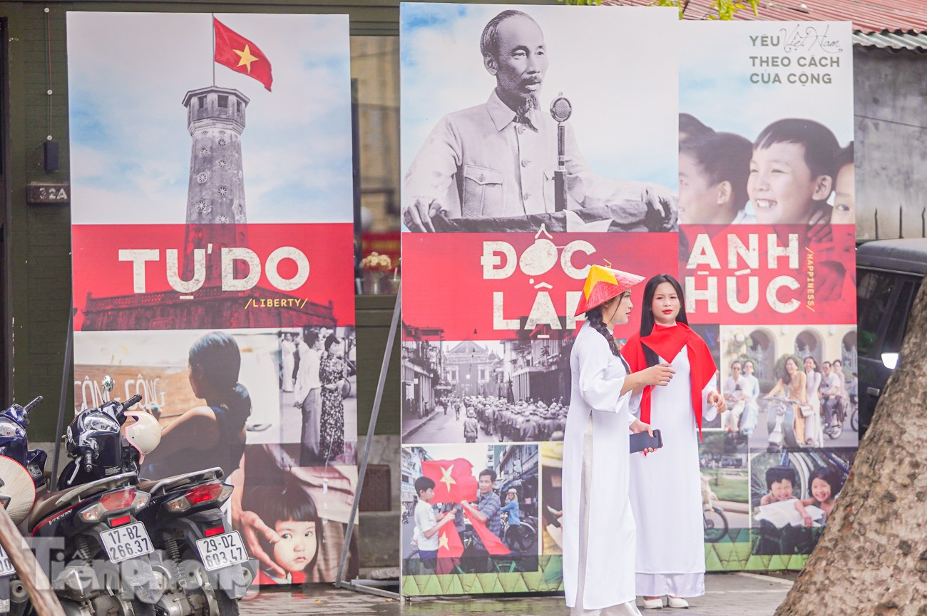 Thủ đô Hà Nội bừng sắc đỏ chào đón ngày lễ lớn của dân tộc- Ảnh 8.