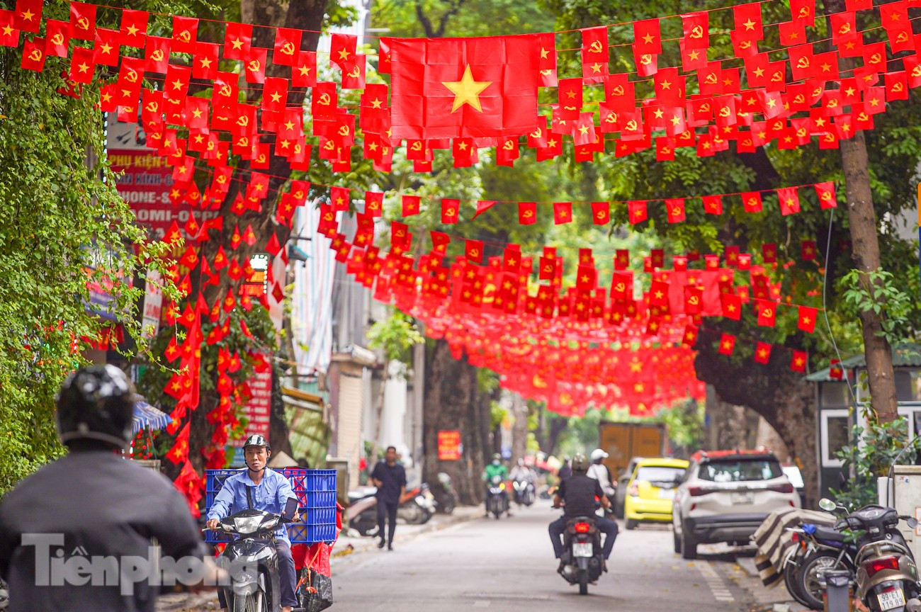 Thủ đô Hà Nội bừng sắc đỏ chào đón ngày lễ lớn của dân tộc- Ảnh 22.