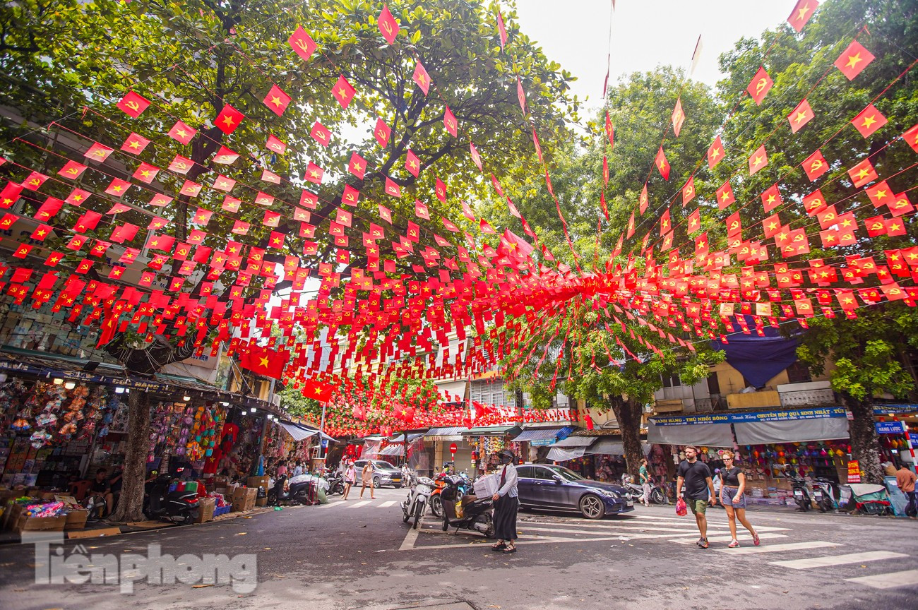 Thủ đô Hà Nội bừng sắc đỏ chào đón ngày lễ lớn của dân tộc- Ảnh 7.