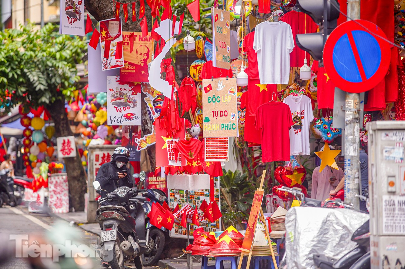 Thủ đô Hà Nội bừng sắc đỏ chào đón ngày lễ lớn của dân tộc- Ảnh 13.