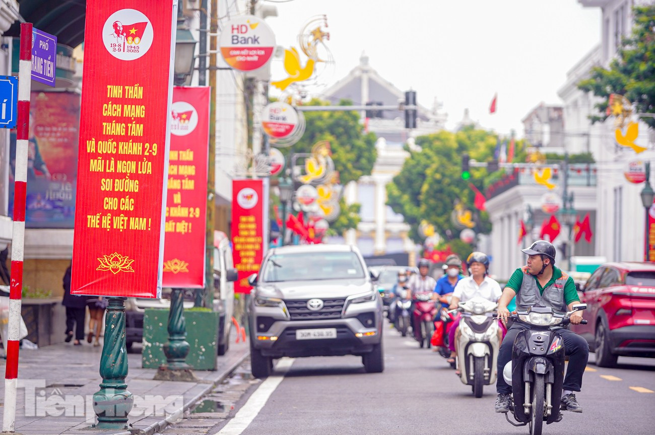 Thủ đô Hà Nội bừng sắc đỏ chào đón ngày lễ lớn của dân tộc- Ảnh 12.