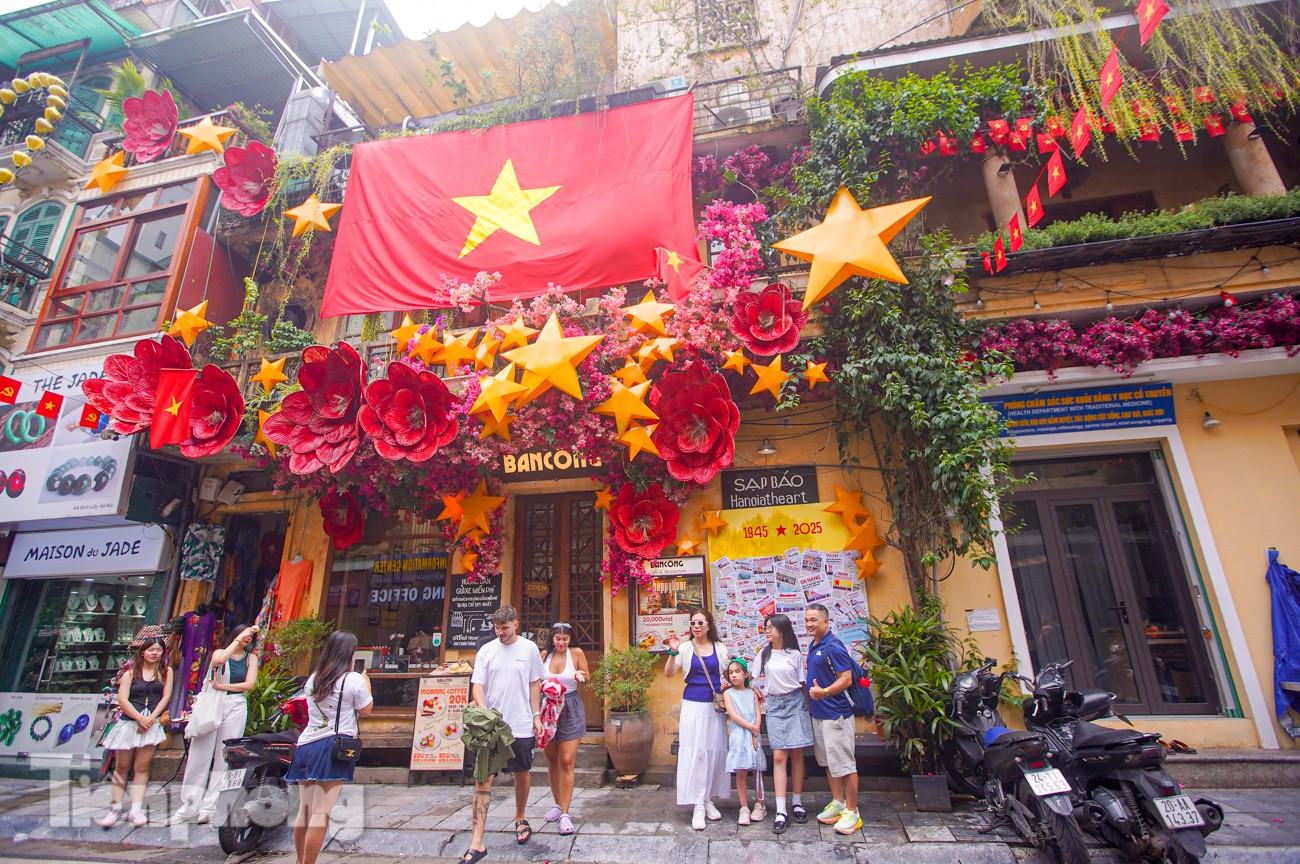 Thủ đô Hà Nội bừng sắc đỏ chào đón ngày lễ lớn của dân tộc- Ảnh 14.