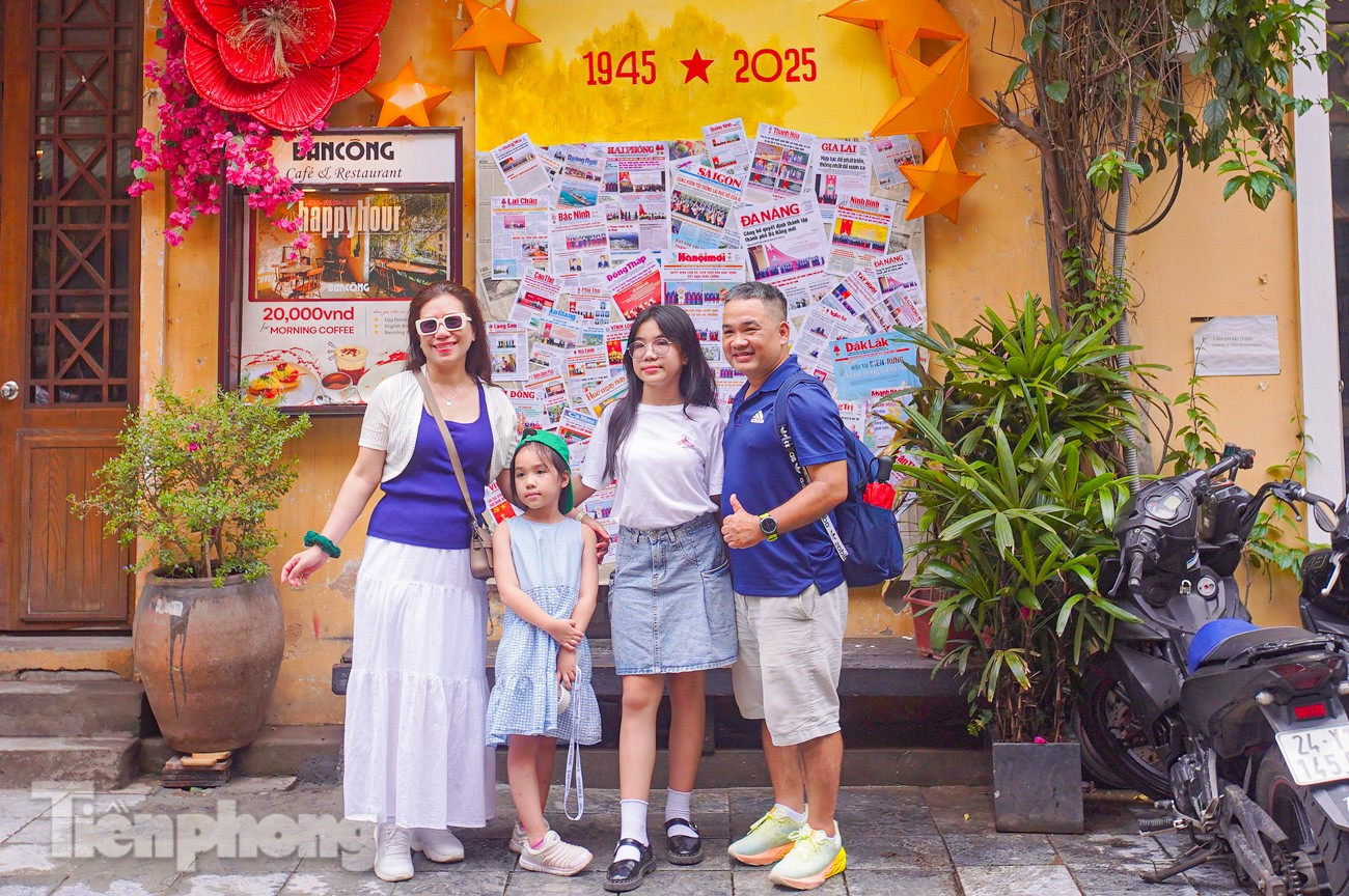 Thủ đô Hà Nội bừng sắc đỏ chào đón ngày lễ lớn của dân tộc- Ảnh 15.