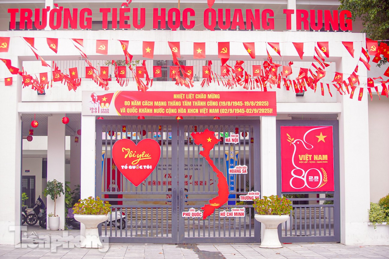 Thủ đô Hà Nội bừng sắc đỏ chào đón ngày lễ lớn của dân tộc- Ảnh 11.