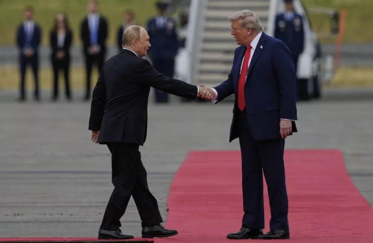 Giải mã cái bắt tay của Tổng thống Donald Trump và Tổng thống Putin- Ảnh 1. Giải mã cái bắt tay của Tổng thống Donald Trump và Tổng thống Putin- Ảnh 1.