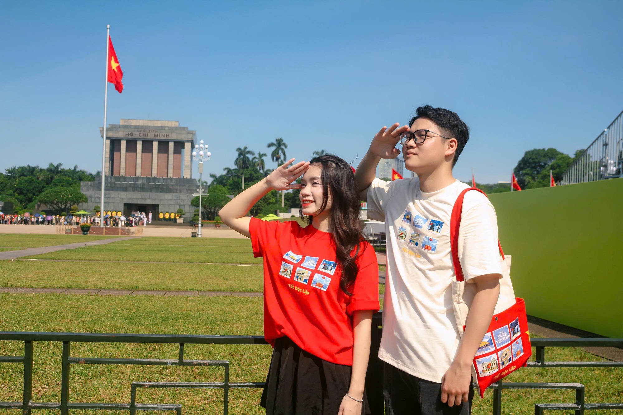 Sản phẩm in hình cờ đỏ sao vàng "cháy hàng", nhà sản xuất không kịp cung ứng- Ảnh 3. Sản phẩm in hình cờ đỏ sao vàng "cháy hàng", nhà sản xuất không kịp cung ứng- Ảnh 3.