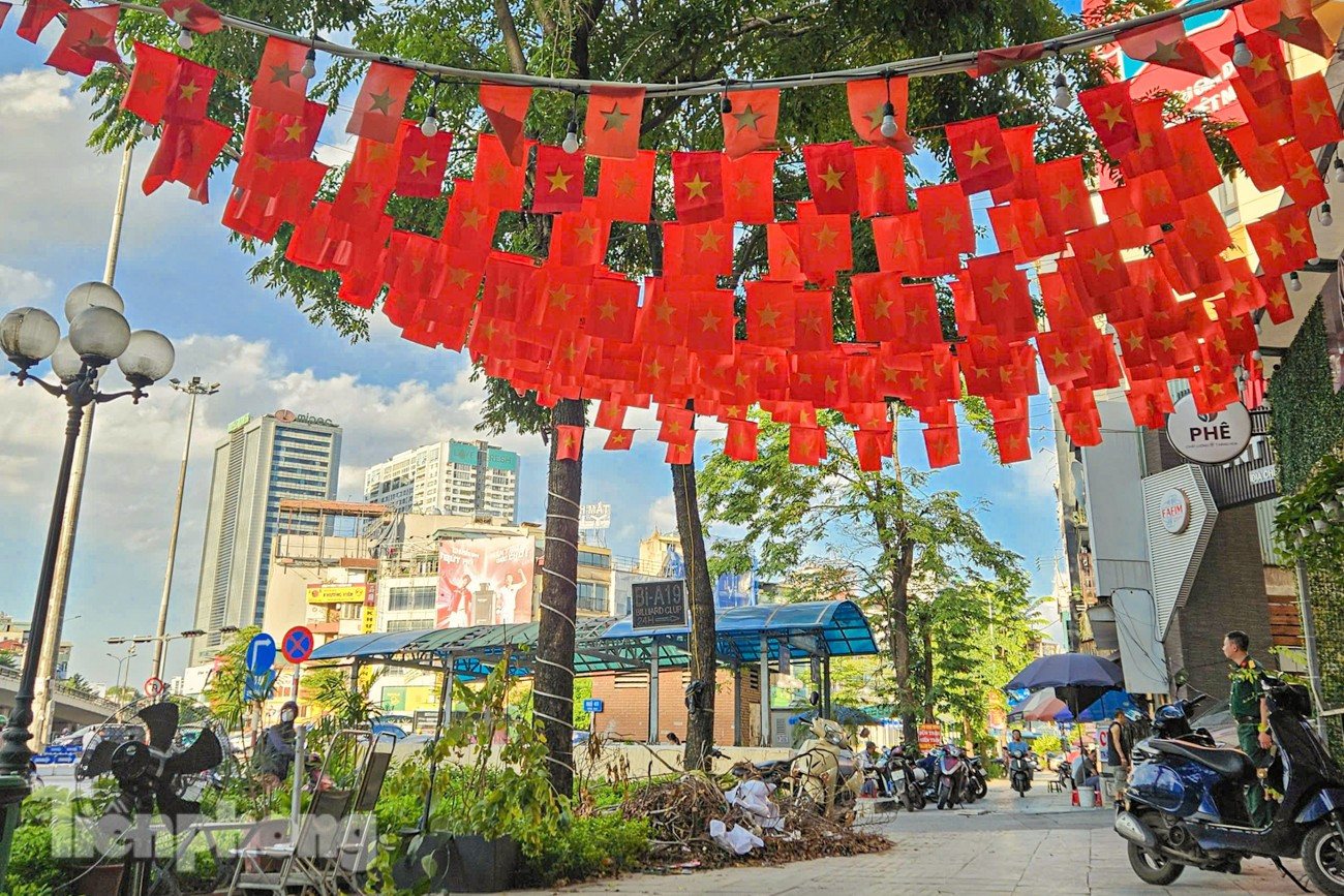 Thủ đô Hà Nội bừng sắc đỏ chào đón ngày lễ lớn của dân tộc- Ảnh 16.