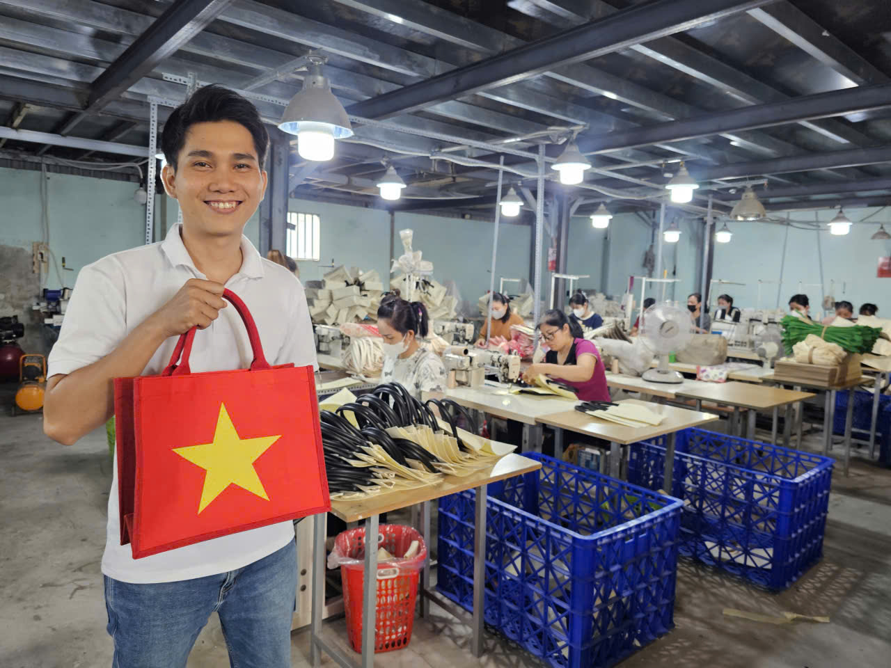 Sản phẩm in hình cờ đỏ sao vàng "cháy hàng", nhà sản xuất không kịp cung ứng- Ảnh 1. Sản phẩm in hình cờ đỏ sao vàng "cháy hàng", nhà sản xuất không kịp cung ứng- Ảnh 1.