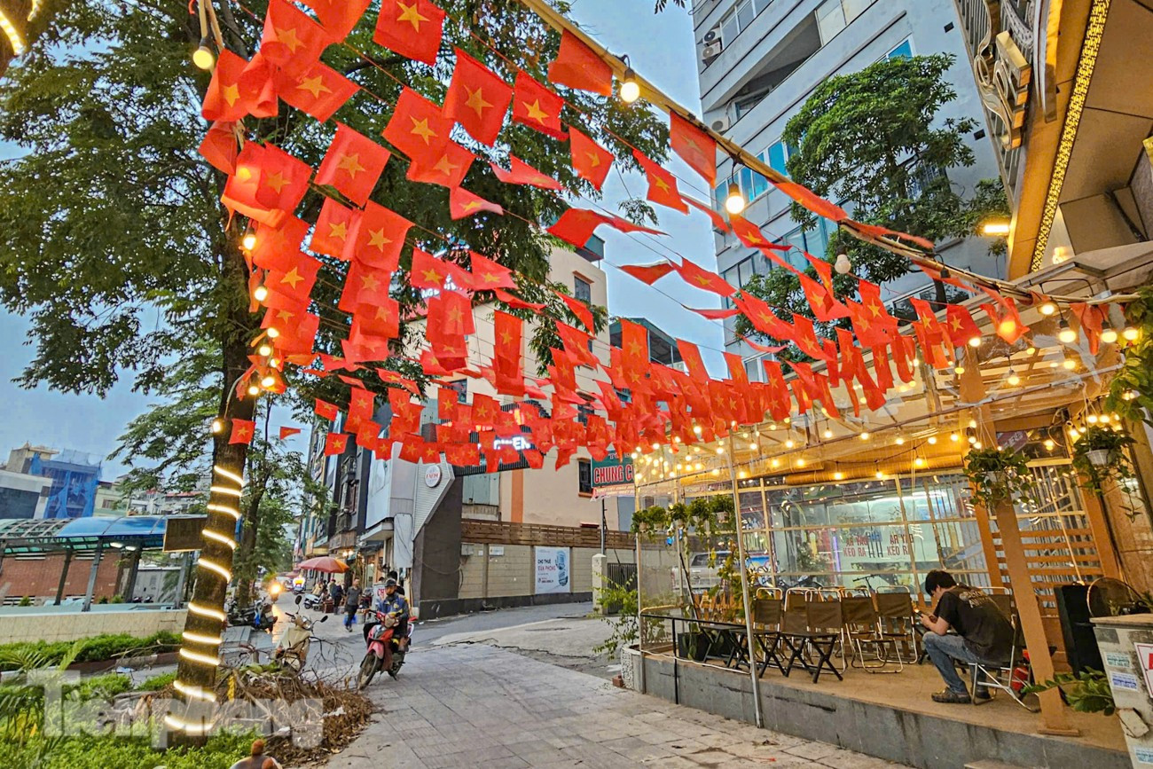 Thủ đô Hà Nội bừng sắc đỏ chào đón ngày lễ lớn của dân tộc- Ảnh 17.